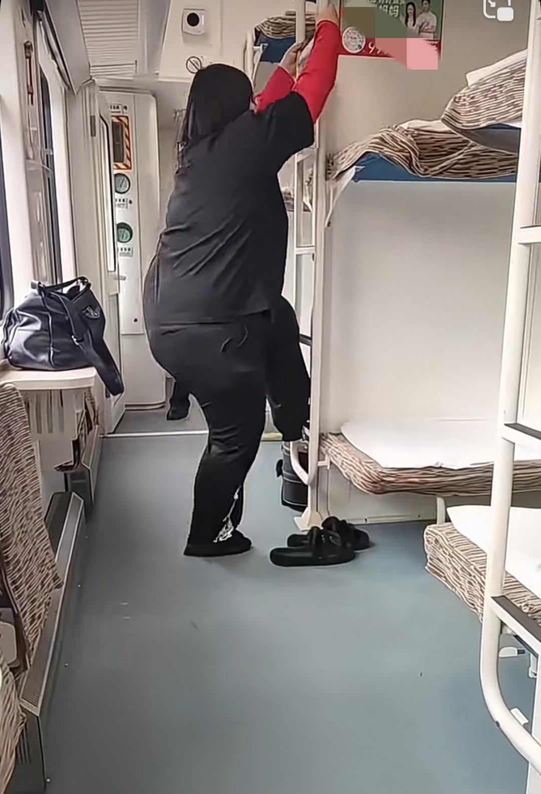 在一节卧铺车厢里，一位妹子脱下鞋，想要爬到自己的上铺，此时，列车员已经走了过去，