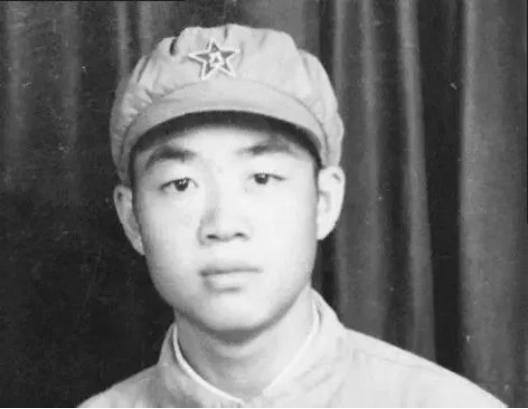 🌞1951年，一个15岁新兵擦大炮，埋头看瞄准镜，谁料突然瞅见对面山头绿