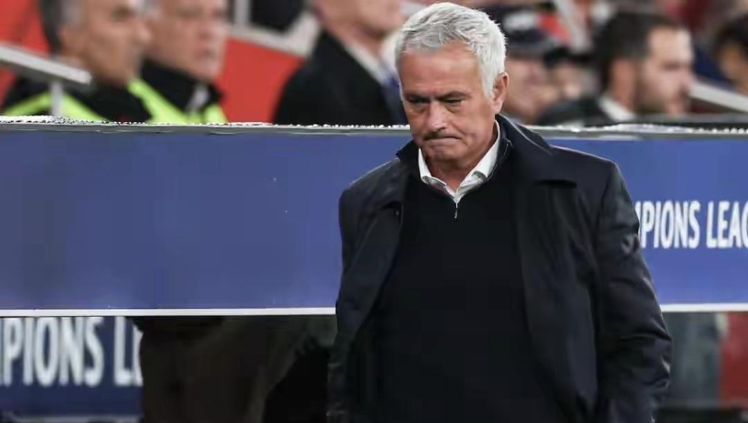 穆里尼奥正在土超榜首猛踩油门。多少人等着看他彻底坠落——本菲卡半程落后10分，