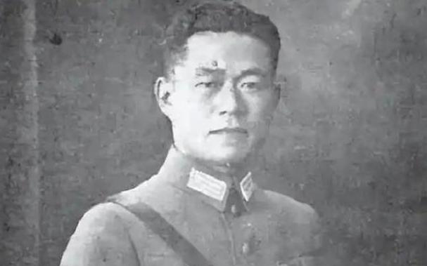 1949年，国军中将邱清泉去世，他的妻子慌不择路，带着孩子们准备南逃台湾，结果逃