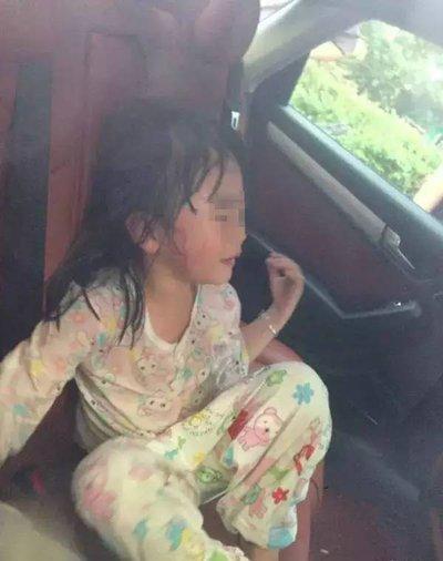 太惊险了！男子早晨下楼遛弯，回家时路过一辆私家车，随意扫了一眼车内，瞬间汗毛直立