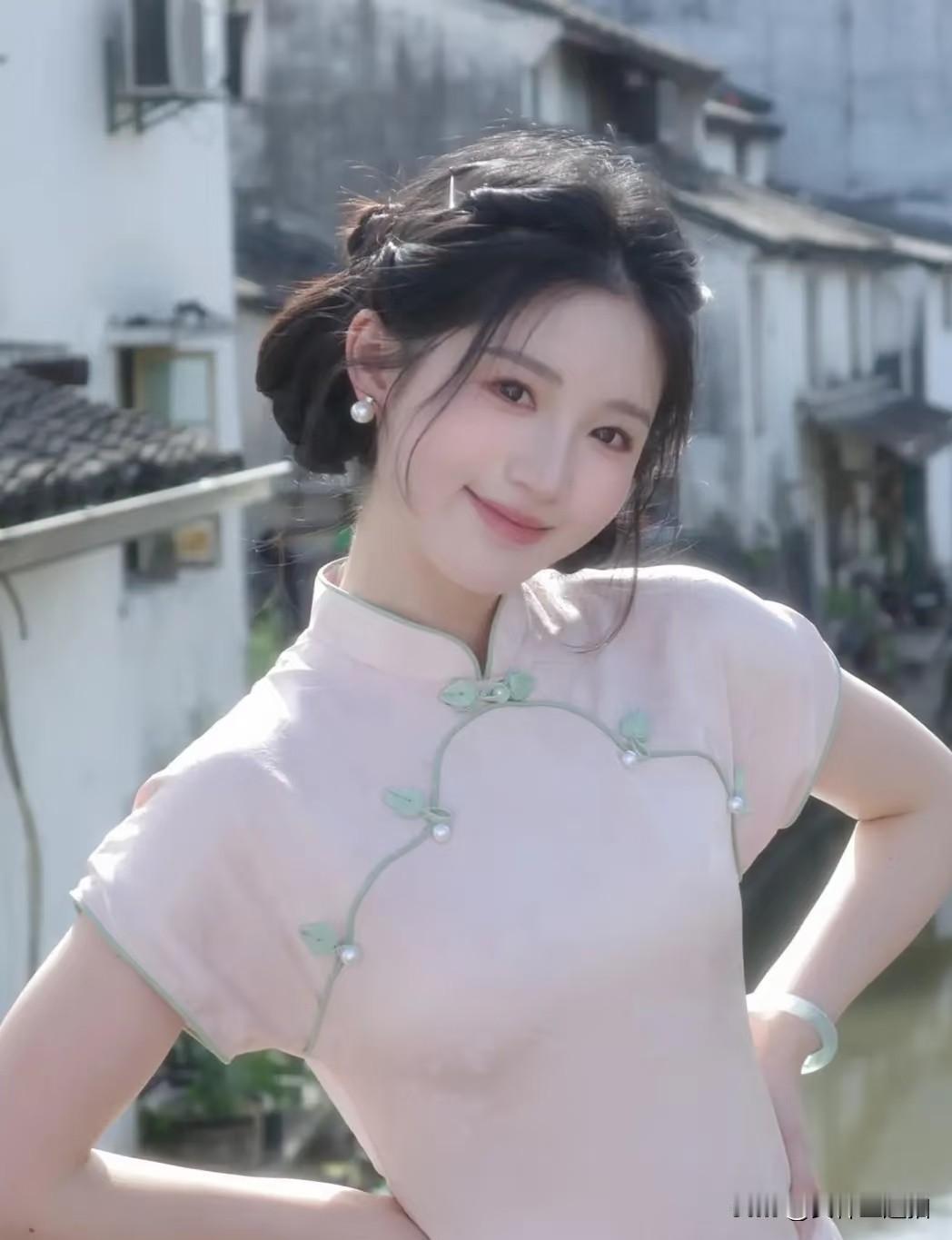 这姑娘穿着旗袍，笑得真甜！