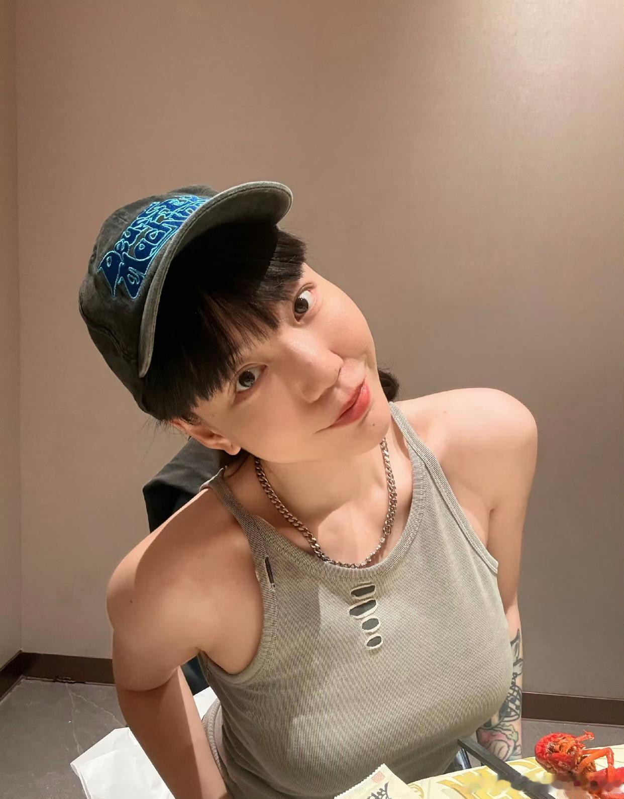 吴莫愁私下其实也不爱化大浓妆，素颜状态下皮肤底子还挺好的。