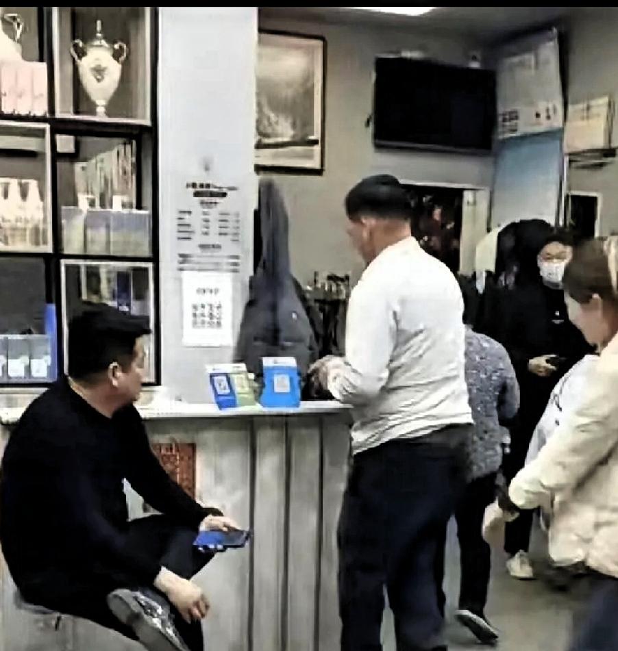 大衣哥又上热搜了，刚刷到大衣哥又上热搜了！这次不是因为唱歌，而是大衣哥理完发后