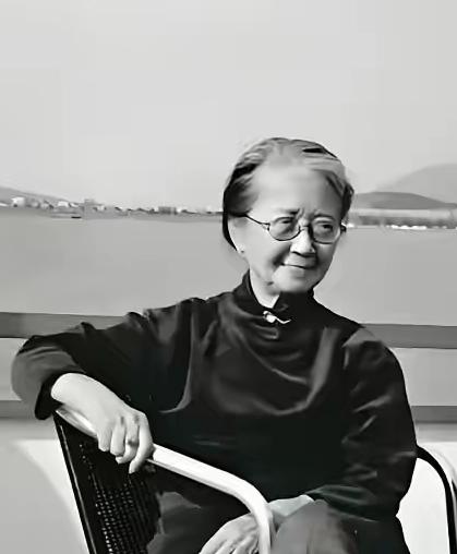 她从不体检，喝隔夜茶，患癌不化疗，活到102岁，被誉为“民国最后才女”，医