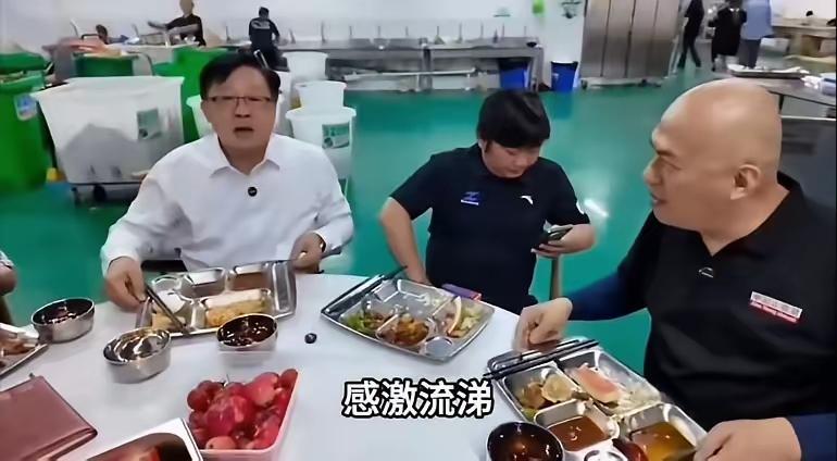 张雪工厂食堂火了，何君尧华记同框吃饭，烟火气比高档餐厅更动人张雪的工厂食堂里，何