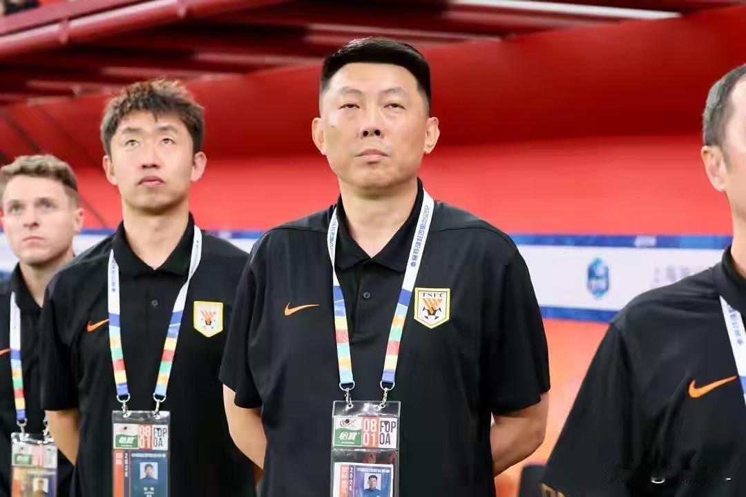 媒体人郑晋说唐田已经转正，不可能！这不明明显示的是代理主教练吗？泰山队让唐