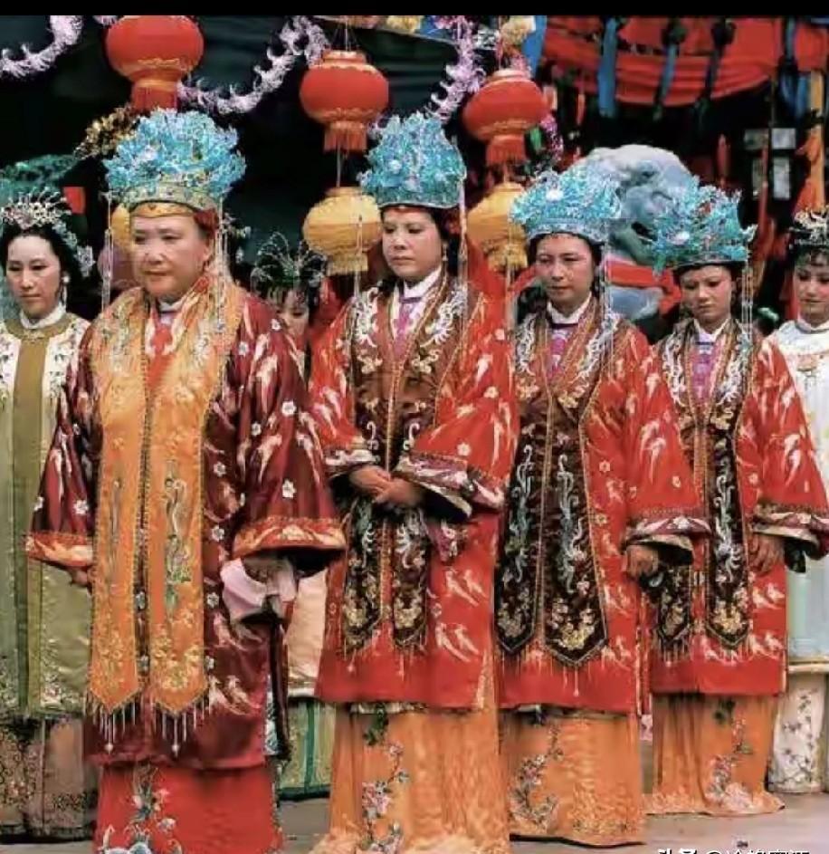 王熙凤头上的五串流苏，是穿帮，还是导演埋的雷？八七版《红楼梦》里，老太太贾母只