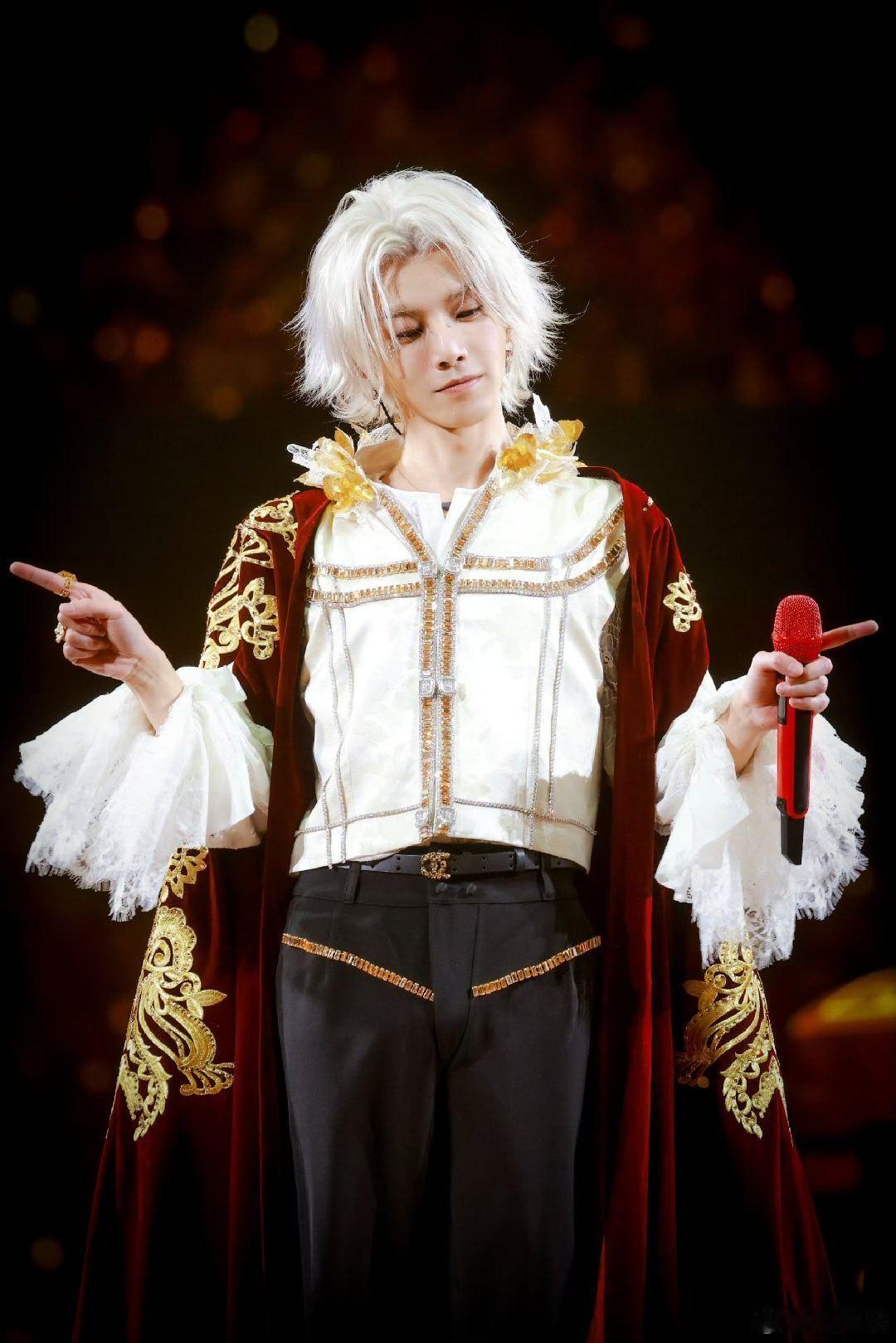 华晨宇生日场看他抱着蛋糕笑得好开心的样子，就觉得一切都值了。我们为他点亮星光，