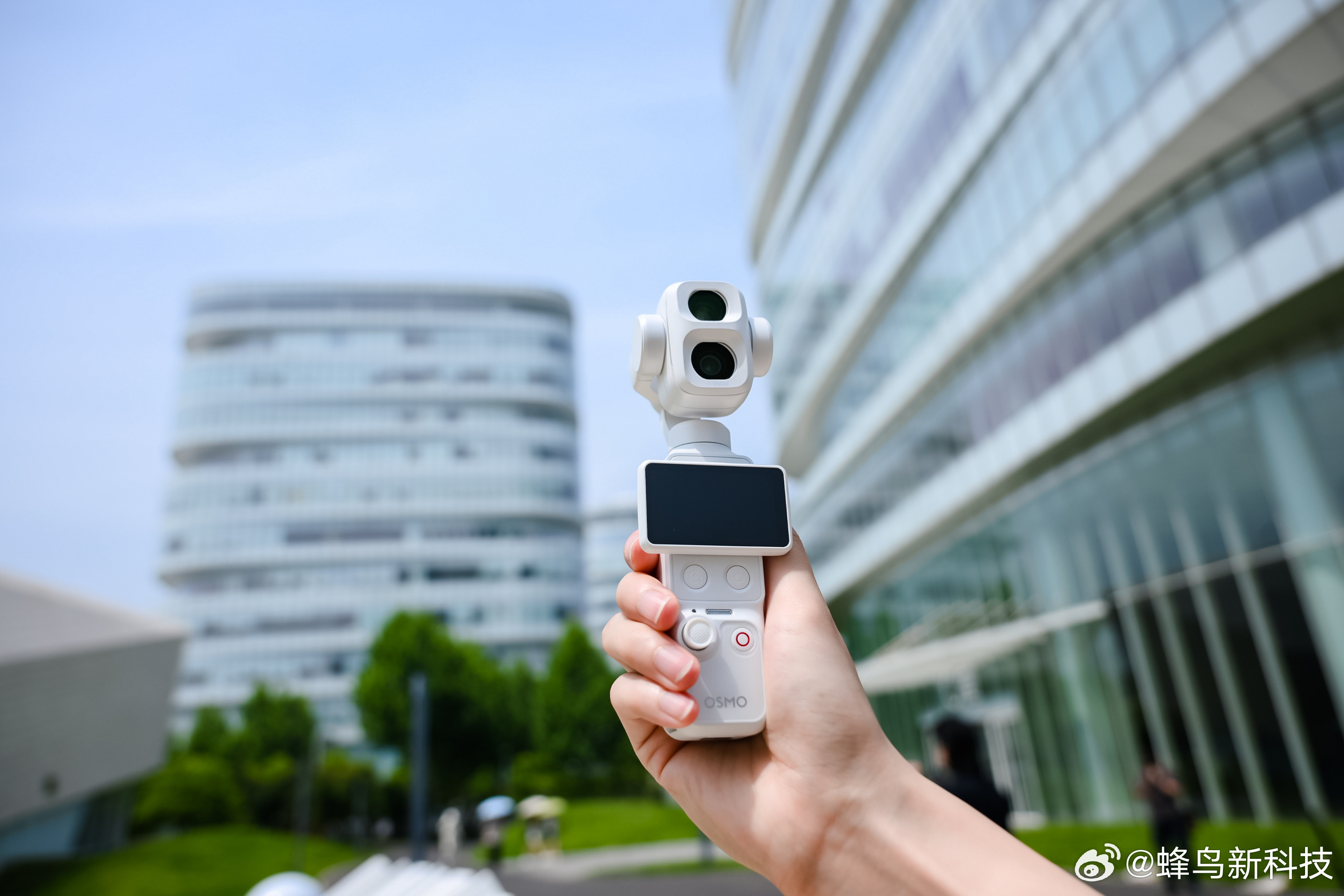 大疆的OsmoPocket4P珠光白版本曝光啦，怎么样？比黑色的好看吗？