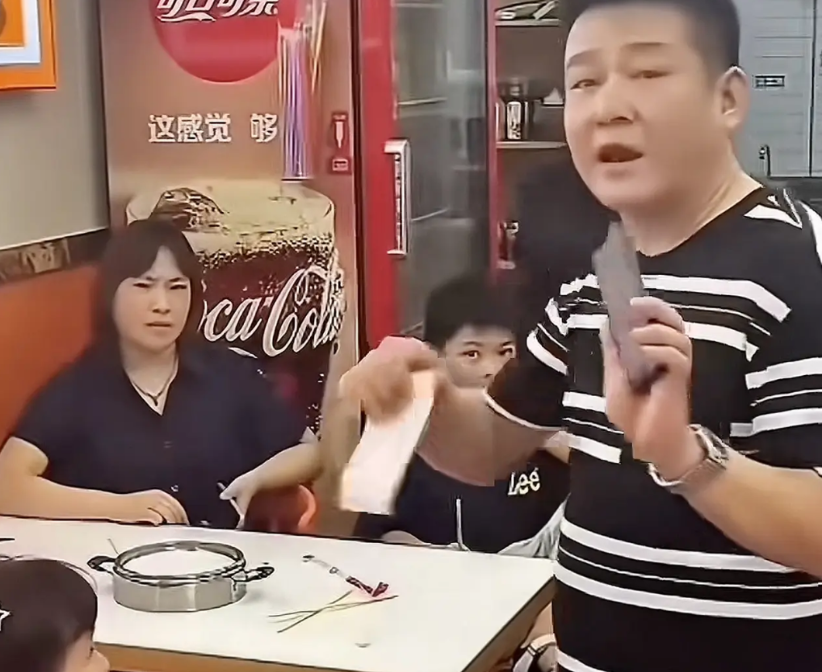 河南郑州，店老板口中的“蹭面7口人”差点因为一碗面这辈子抬不起头，直到媒体介入女