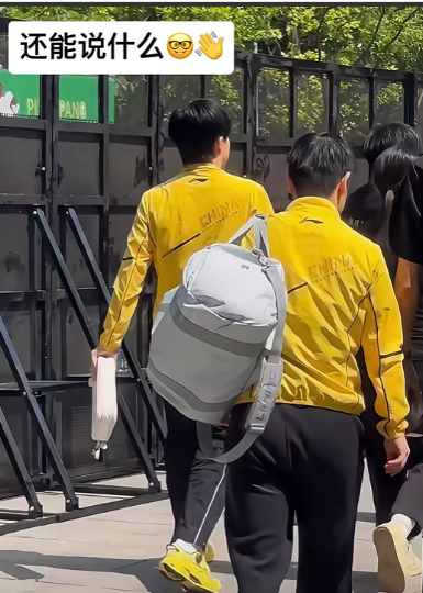 哇！哥姐两人藏得够深啊！媳妇跟在身后走起路来就是不一样隔着屏幕都能感觉小狮子