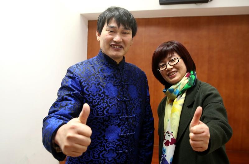 大衣哥朱之文透露女儿嫁妆大衣哥为女儿挑选的婚事，被不少人拿来调侃，一边笑200斤