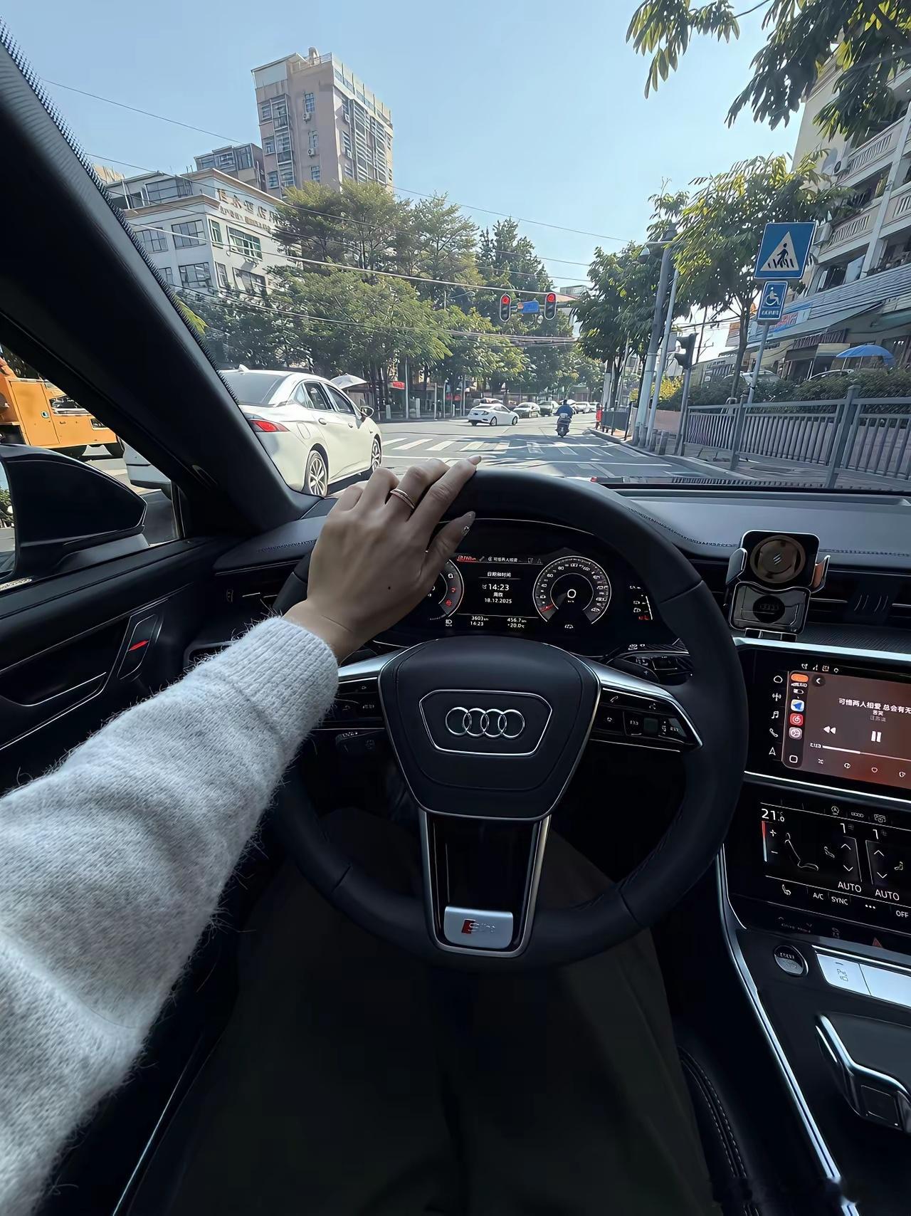 人生第一辆车落地37万，没选后驱带劲的宝马530，没要内饰亮眼的奔驰E300，也