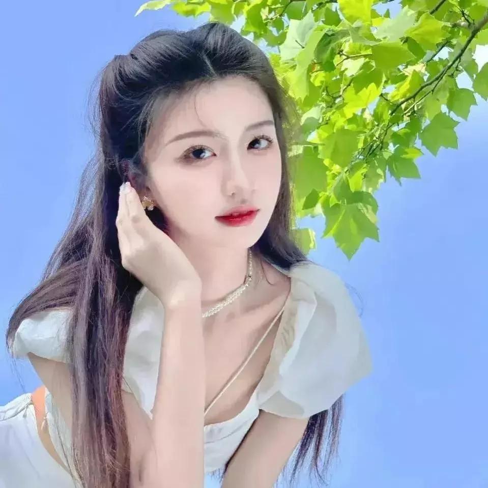 清新自然的夏日写真，绿叶映衬下的优雅气质秋日清新照初秋治愈感写真自然风写真