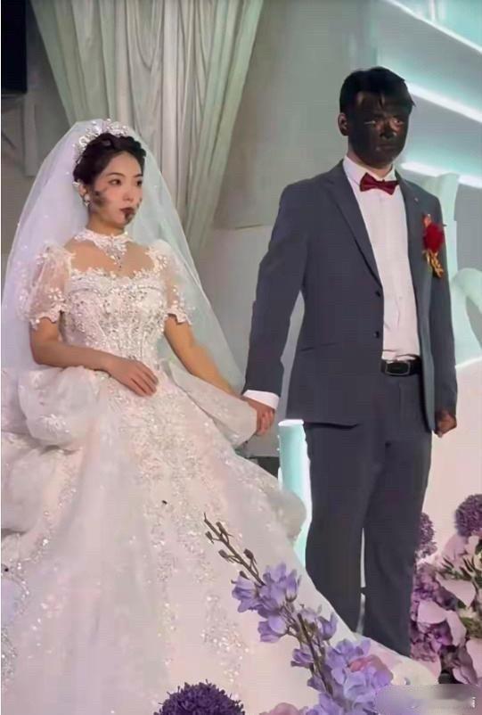 第一眼看还以为新郎是黑人​​​