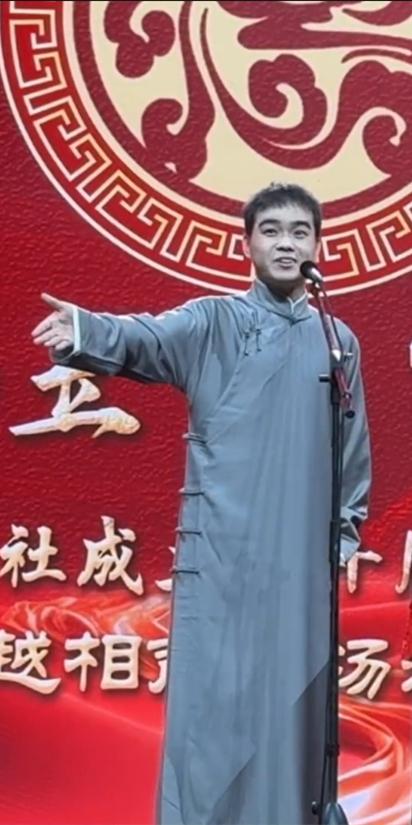 尚筱菊给师父岳云鹏助演，登台六分钟被观众打断两次，面对意外筱菊处理的挺好！德云社