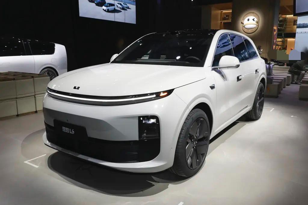 为弄清理想L6的实际购车成本，我抽工作日下午去了本地理想体验店。刚进门就被展厅中