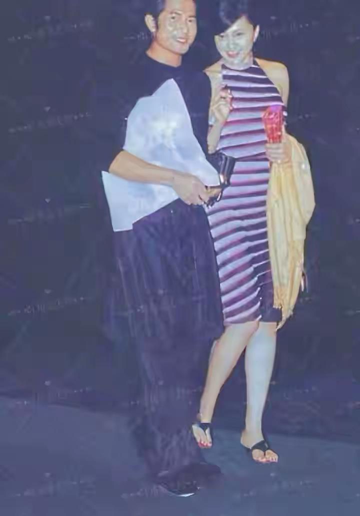 那时郭富城还很年轻，女朋友叫藤原纪香，满满青春的味道。郭富城身为香港四大天王，演