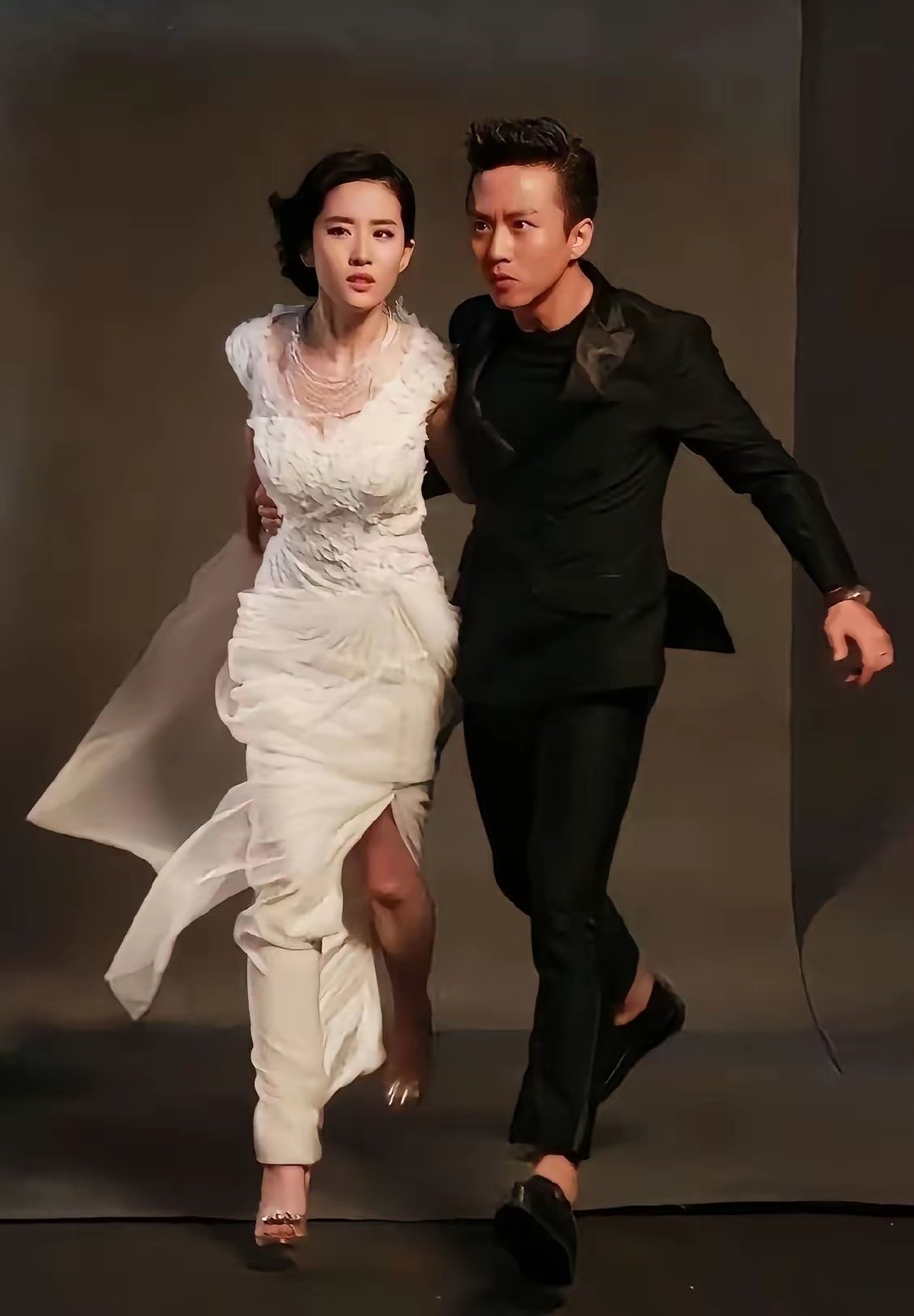 老邓头也是好起来了！跟大美女刘亦菲拍上时尚大片了，估计回家少不了孙俪一顿毒打吧​