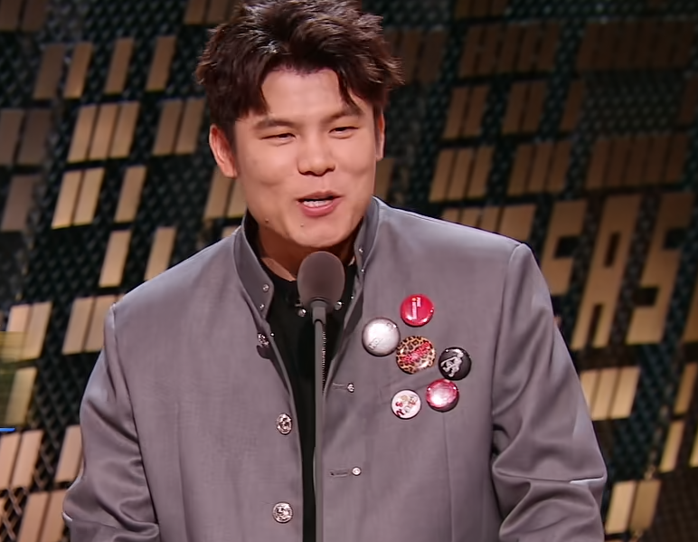 林书豪去录制《主咖和Ta的朋友们》，编剧和他对稿时，他提出质疑：“我们嘲笑何广智