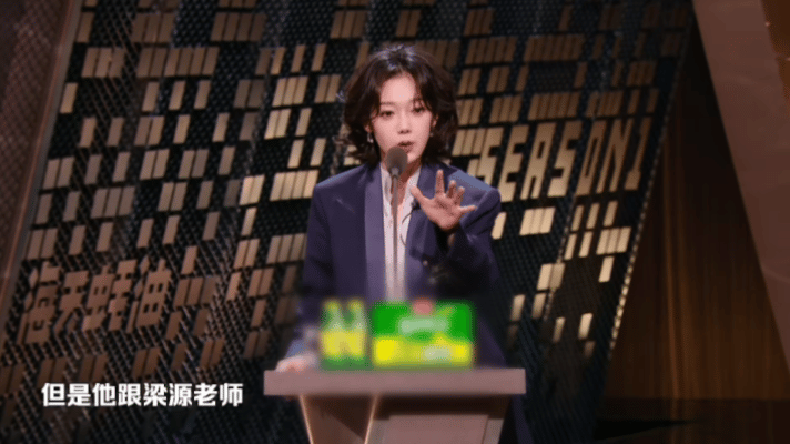 希林娜依高简直在演我！在节目里大方表示，自己很少听白小白的音乐，但白小白与梁源互