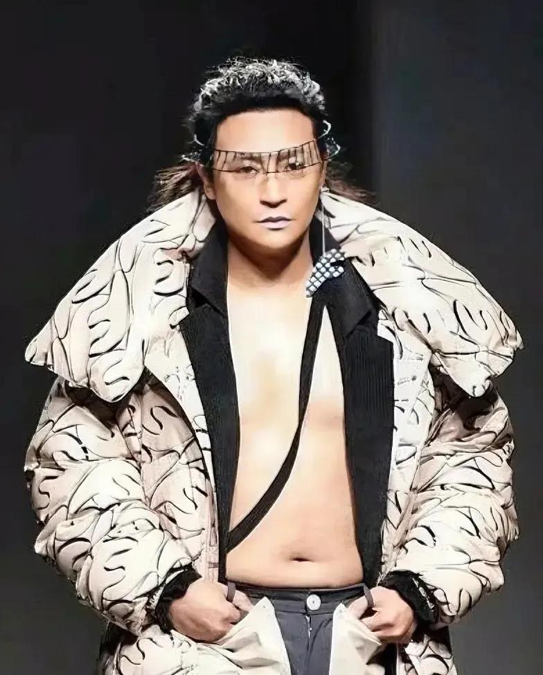 如果我不说，你单凭照片能认出来这个是曾经红极一时的影视明星苏有朋吗？
