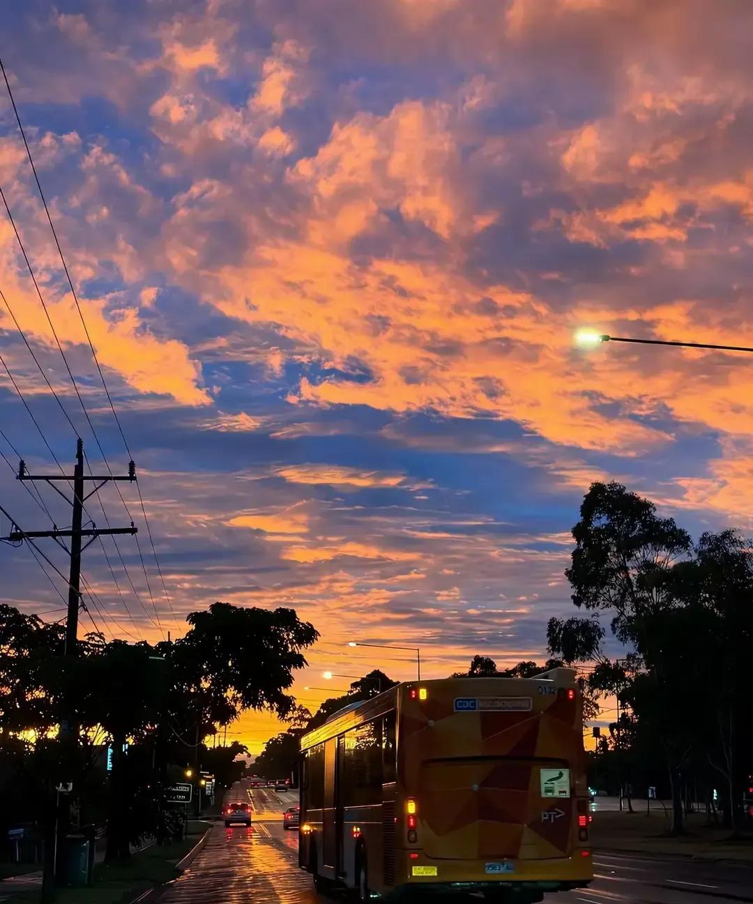 性学家方刚一句“男人点火就着，女人得先暖炉”把我逗笑。他跑高校讲生理差异，说睾