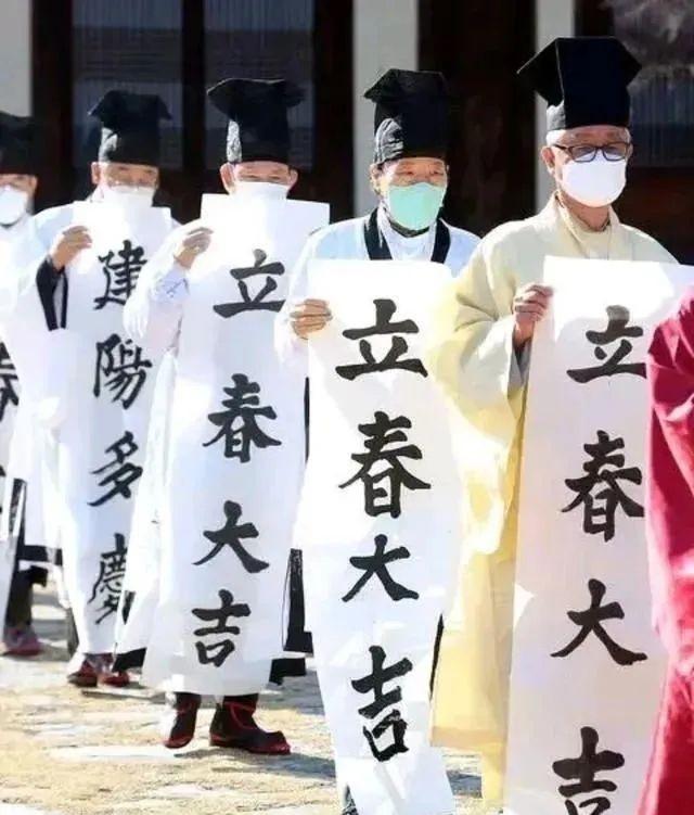 最近韩国又在讨论要不要恢复汉字。政府从几十年前就开始推广只用韩文，但现在有些议员