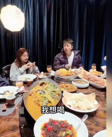 贾乃亮的闺女甜馨被教的很好，从甜馨的言行举止就能看出来她是个很乖巧，懂事的孩子，