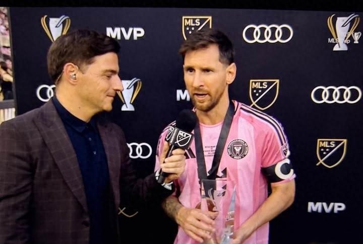 什么叫“降维打击”？你看看现在美职联那帮后卫。被梅西过得像木桩子。37岁的