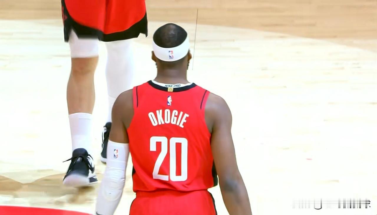 火箭悍将奥科吉真是太适合打首发了！在今天火箭主场迎战国王的比赛中，目前双方的上半