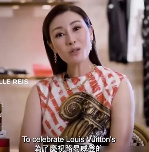 李嘉欣逛爱马仕的照片刷爆全网时，没人注意她脚上那双穿了三年的运动鞋。王晶在