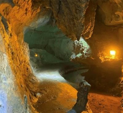 1965年，一地质队在浙江遂昌发现金矿源头的水坑，可半年都无法抽干水坑中的水。