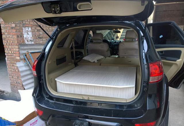 再说一遍，不要把SUV当成床车来开，我试验过好几次，每次都没睡好觉。为了自己有