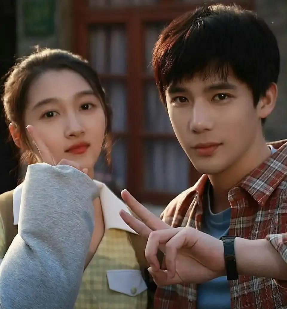 关爸这次居然没拦着王安宇进房车，这事儿可太有意思了。要知道以前王安宇进门，那都