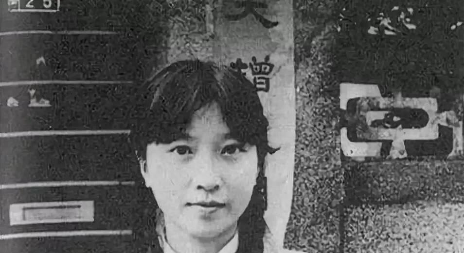 1914年，14岁的佘爱珍和一位姓吴的少爷谈恋爱未婚先孕。吴少爷却表示只是玩玩，