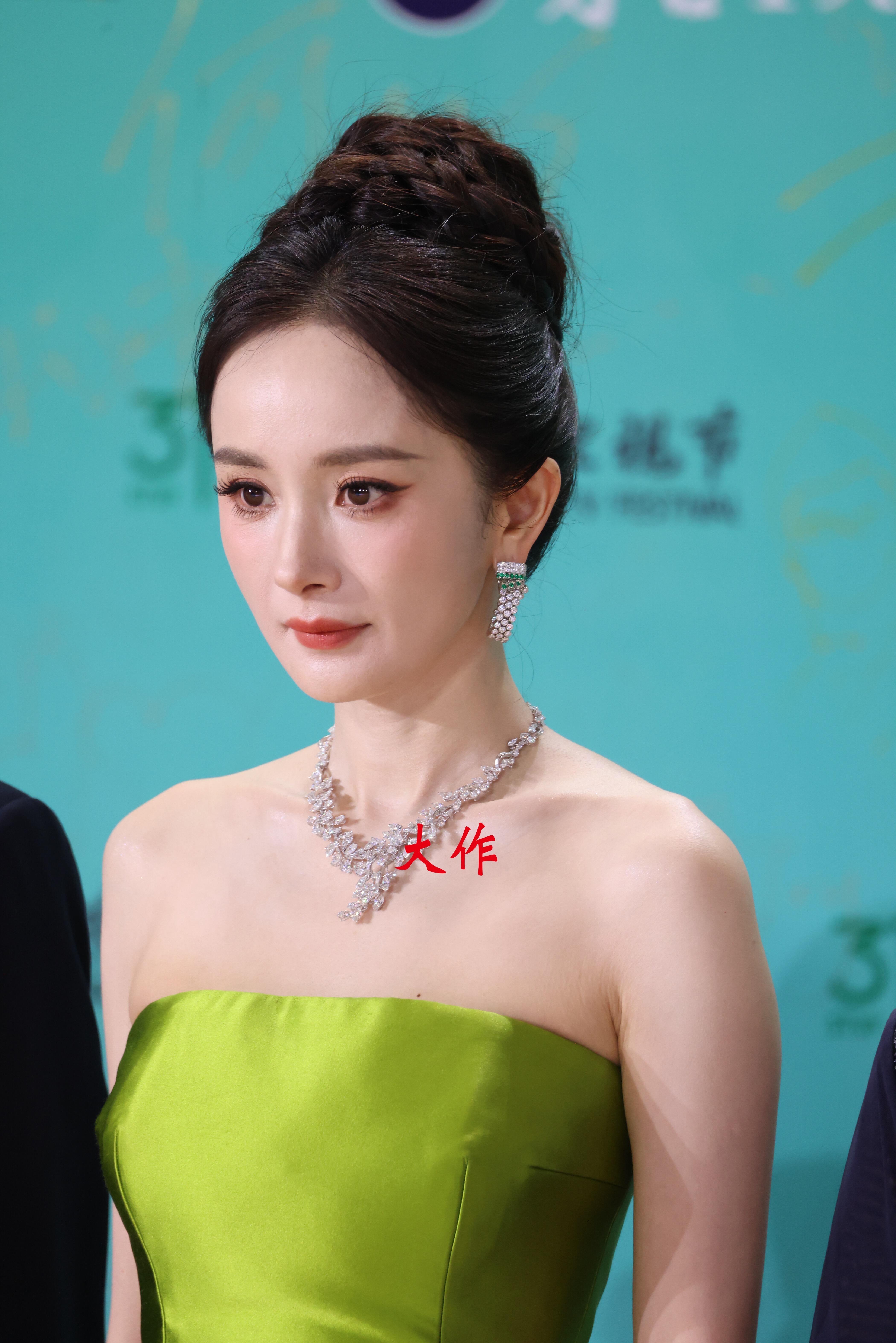 杨幂整个人都在发光白玉兰红毯生图合辑📷