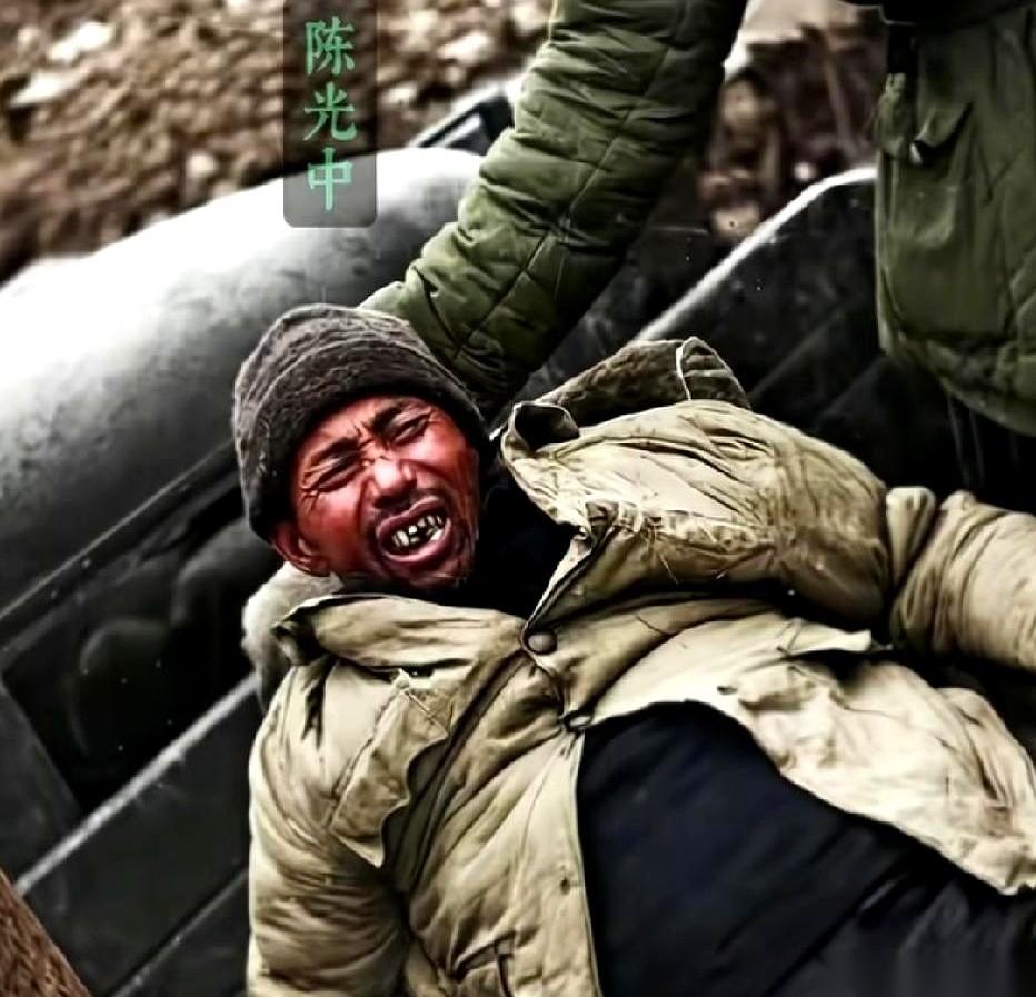 据说，他的人头不值钱，耳朵才值钱。一个左耳，五块大洋。最后收上来的，装了好几