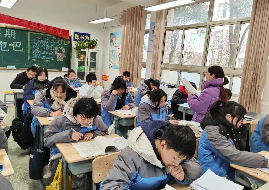 班主任坦言：高中生守住这九条底线，成绩想不好都难！1、不要早恋，也不要跟任何