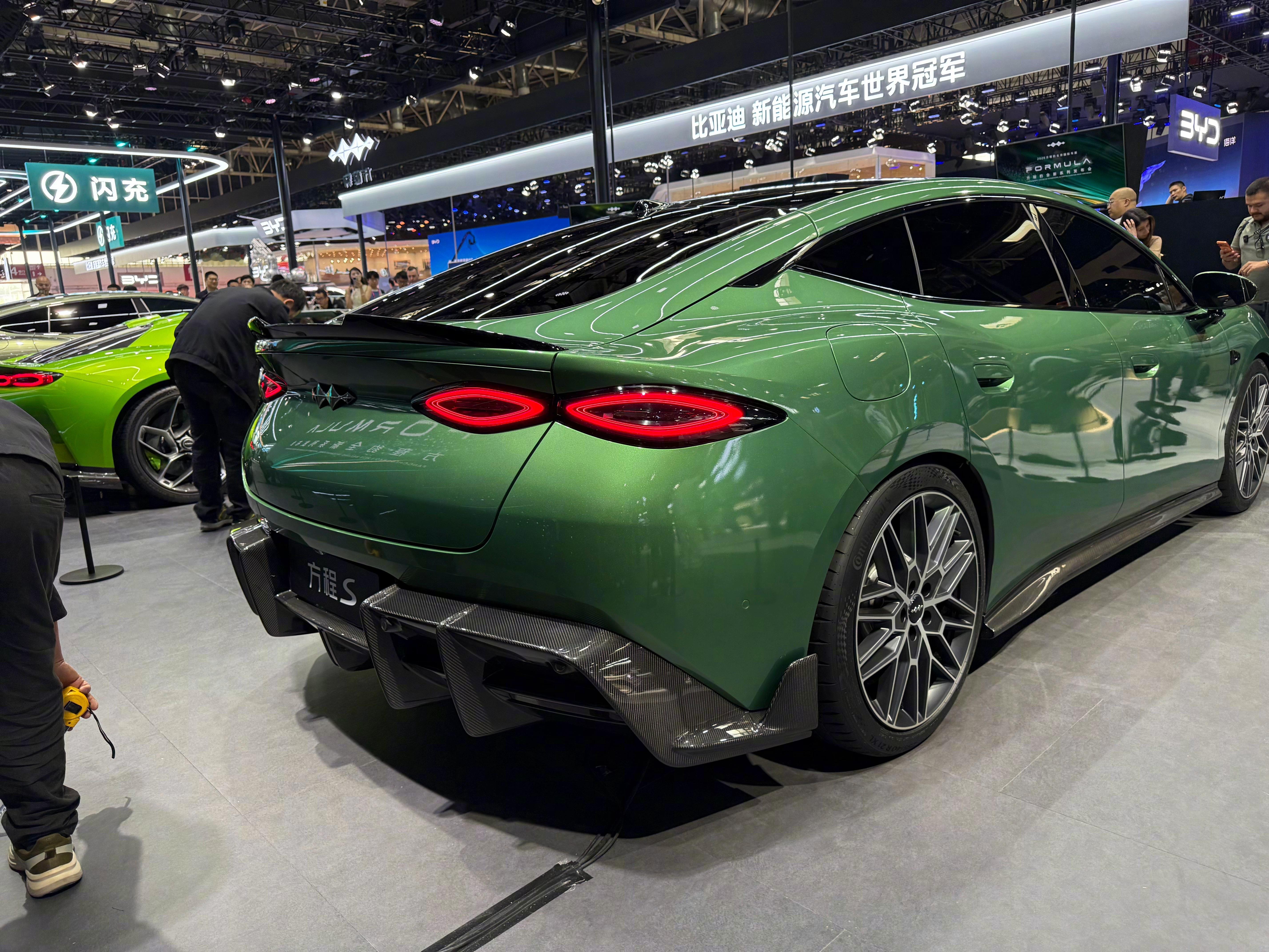 2026北京车展方程豹展台，方程S、FormulaX、方程SL三台新车。正式