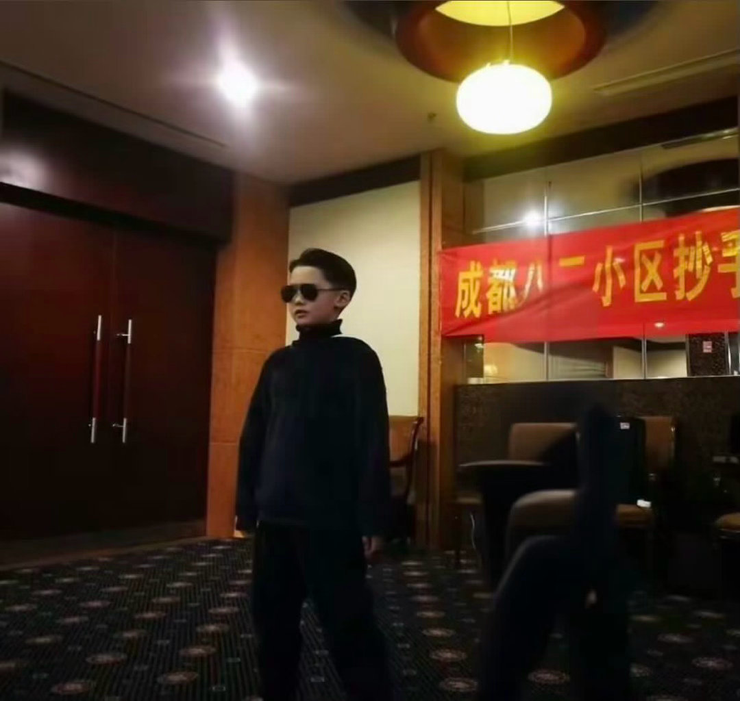 睡前放个三七分张奕然在hyq站岗