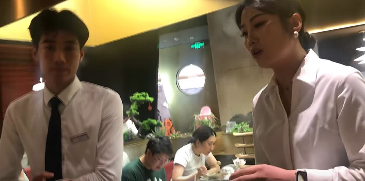 现在这网络自爆自己还真有，上海一男子，占着一个大桌不点菜，外面排队的都等53分钟