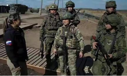 差距不该变成踩踏。俄军跟解放军的差距在哪？就这么说吧，假设换成解放军来打这场俄乌