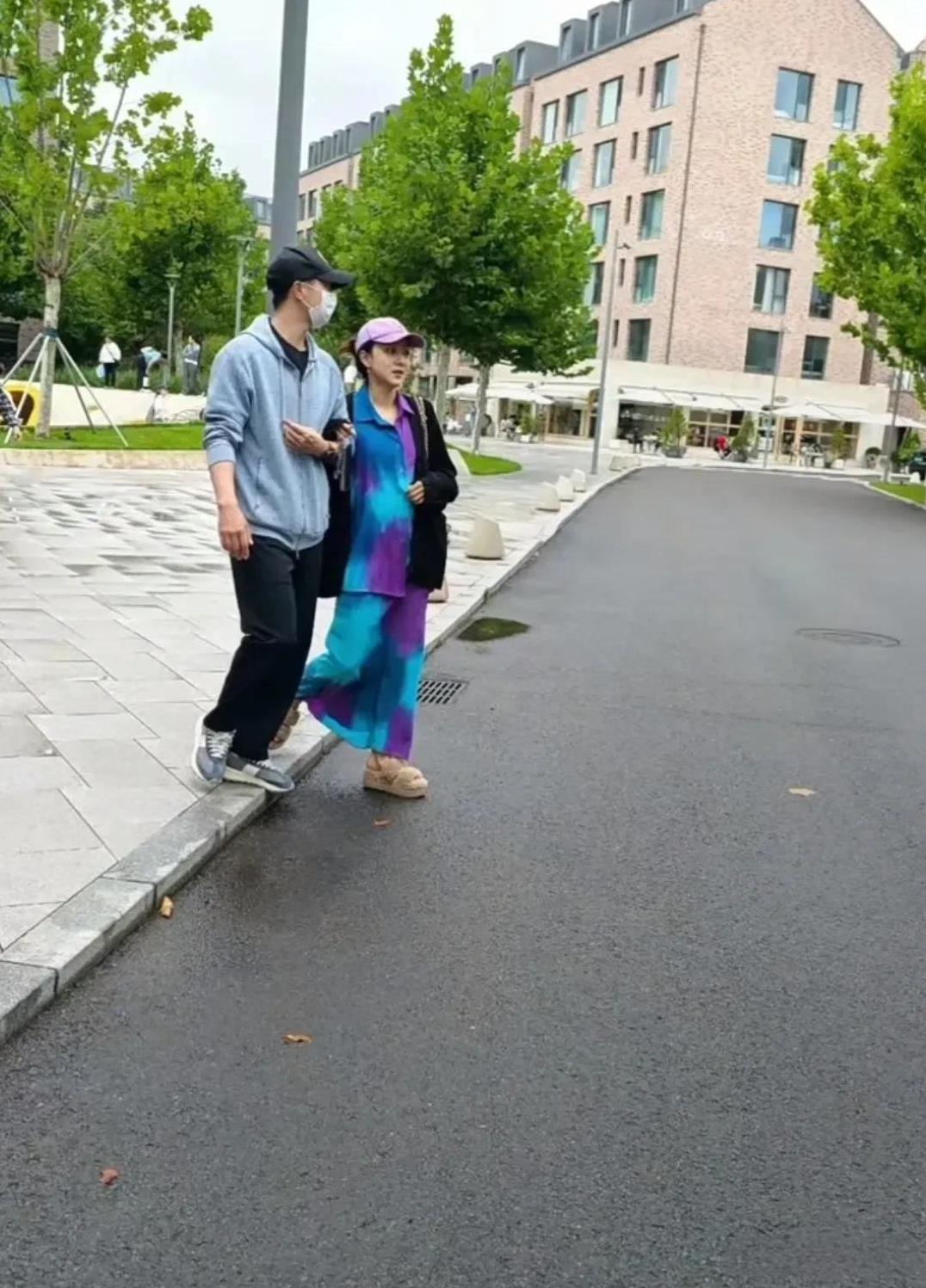 这一对又撇下孩子出来秀恩爱了，手牵手过马路，好甜啊！马龙和夏露出现在河北，马龙