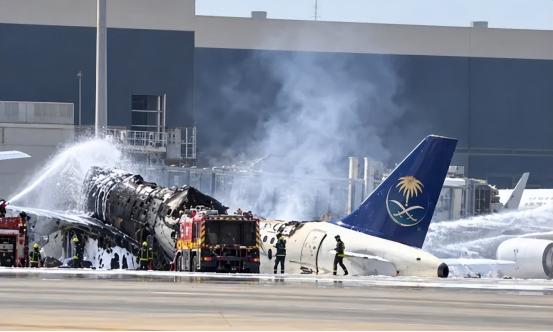 胡塞导弹专打机场，沙特防空为何失灵？ 中东的牌桌，正在换一种打法。沙特出矛