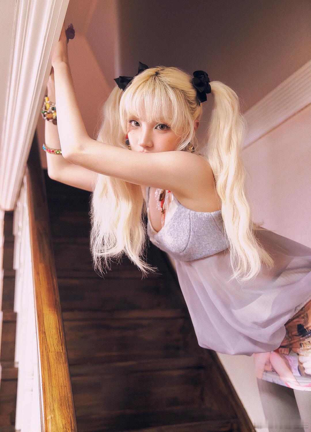 通往魔法世界的门没关好吗！怎么让这么可爱的小魔女跑出来了呀，偷偷把这个可爱的雨琦