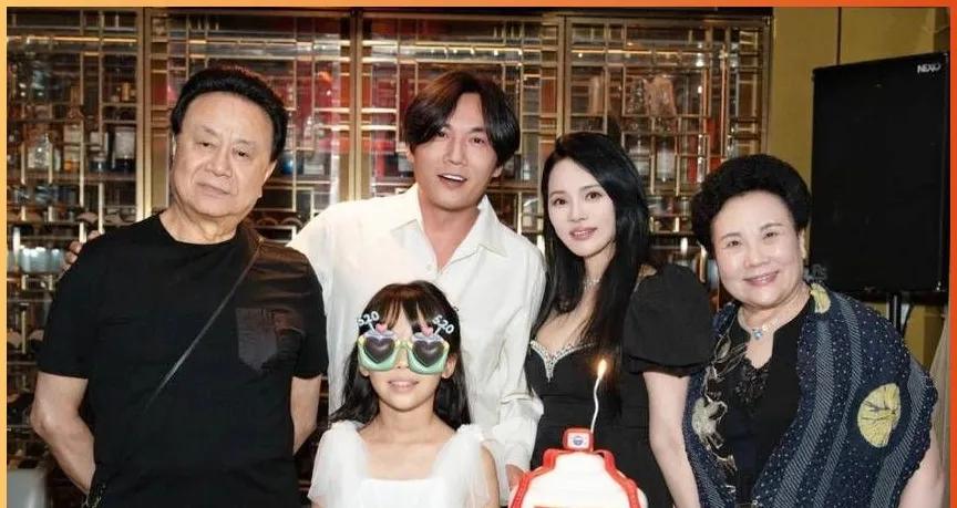 家人们，伊能静在社交平台晒出了在巴黎给女儿小米粒庆生的照片啦，真的太温馨有爱了。