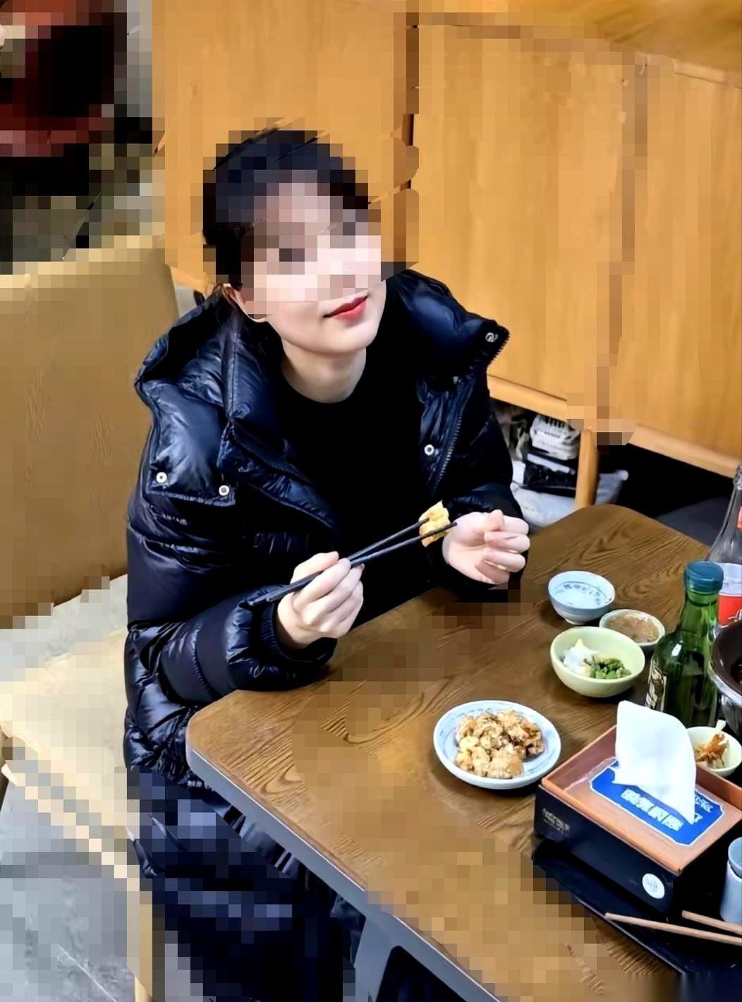 跟女同事加完班，她非要请我吃饭。找了个常去的小饭店，老板很熟，一端菜就乐呵呵地