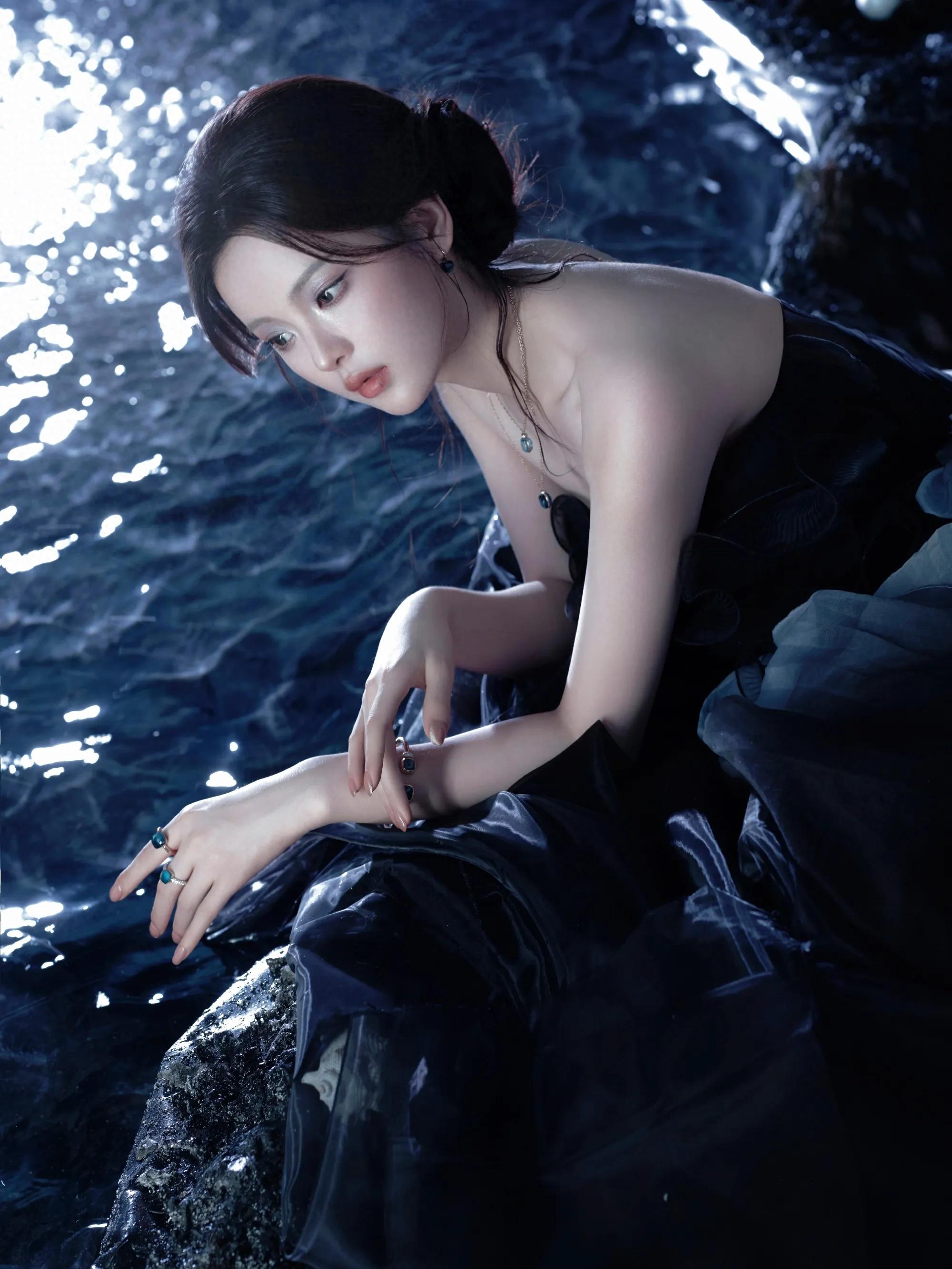 杨超越最新‖暗夜玫瑰​​​